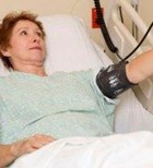 אישה מודדת לחץ דם