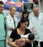 טלי יקר, בתה והצוות (צילום: יחס'צ) טלי יקר, בתה והצוות (צילום: יחס'צ)