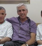 מימין: סג'ה המושתלת, פרופ' איתן מור  מנהל מחלקת השתלות בבילינסון והאבא התורם - סוהיר אל חמארמם (צילום: יח'צ)